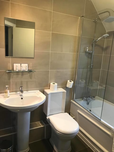 Classic Twin Room, Bathtub | Bathroom | Free toiletries, hair dryer, towels