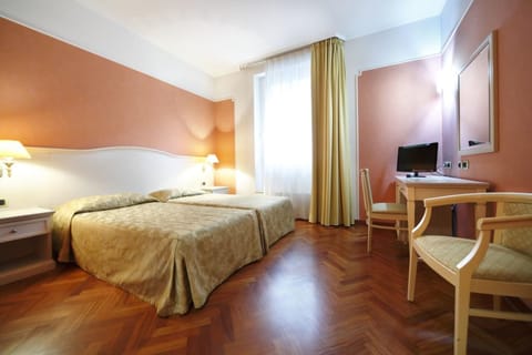 Twin Room | Hypo-allergenic bedding, minibar, in-room safe, desk