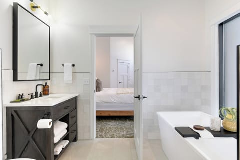 Premium Single Room, Lake View | Bathroom | Deep soaking tub, free toiletries, hair dryer, towels