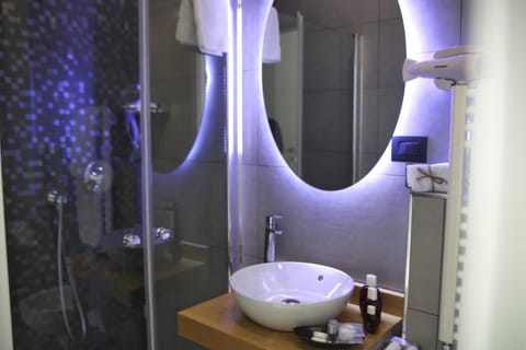 Suite "Il Bacio" | Bathroom | Shower, rainfall showerhead, designer toiletries, hair dryer