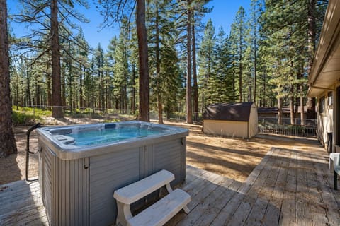 House, 3 Bedrooms | Outdoor spa tub