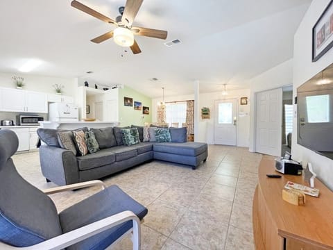 House, 4 Bedrooms | Living area