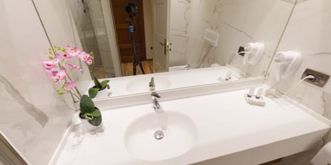Premium Room | Bathroom | Shower, hair dryer, slippers, towels