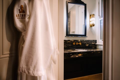 Deluxe Double Room, Accessible, Ensuite (King bedroom 3,5,6,9,12) | Bathroom