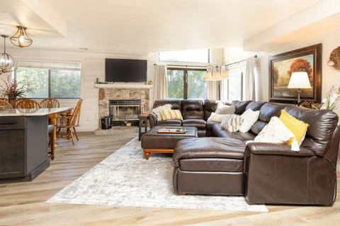 Condo, 3 Bedrooms | Living area