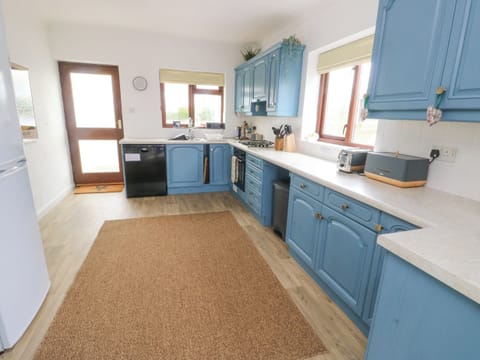 Cottage | Private kitchen | Fridge, dishwasher, electric kettle, toaster