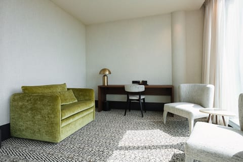 Deluxe Room | Minibar, in-room safe, desk, laptop workspace