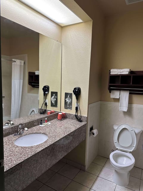 Combined shower/tub, hair dryer, towels