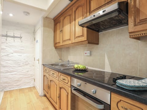 Cottage | Private kitchen | Fridge, cookware/dishes/utensils