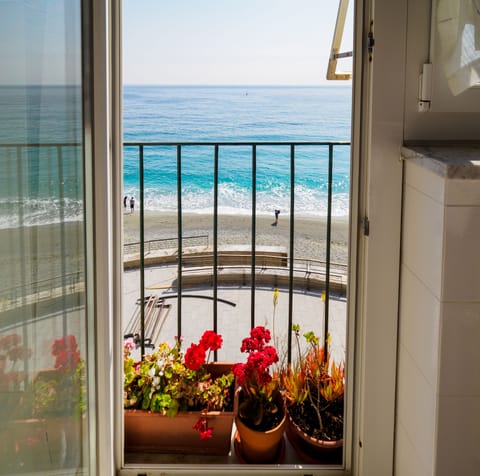 Apartment, 2 Bedrooms, Kitchen | Private kitchen | Coffee/tea maker, electric kettle, toaster