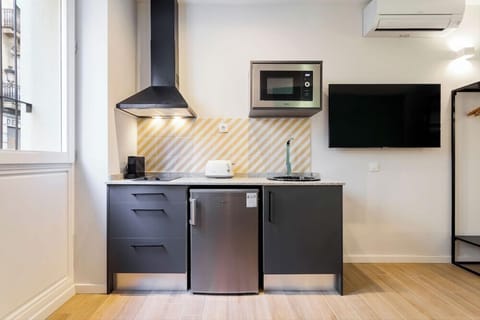 Fridge, cookware/dishes/utensils