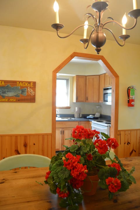 Cottage, 2 Bedrooms | Dining