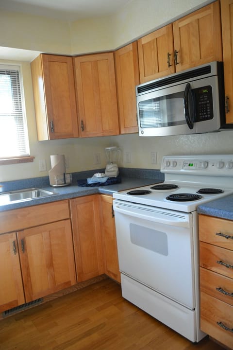 Cottage, 3 Bedrooms | Private kitchen | Oven, coffee/tea maker, toaster