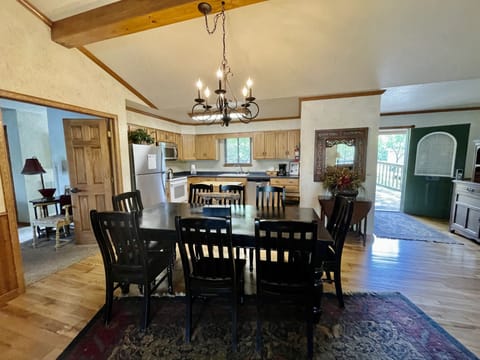 Cottage, 3 Bedrooms | Dining