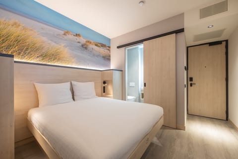 Economy Double Room (Cabin without window) | Hypo-allergenic bedding, in-room safe, desk, laptop workspace