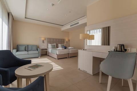 Junior Suite, Hot Tub (Deluxe) | Premium bedding, in-room safe, desk, laptop workspace