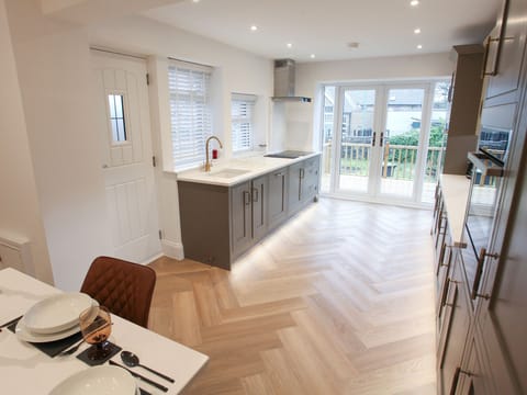 Cottage | Private kitchen | Fridge, dishwasher, electric kettle, toaster