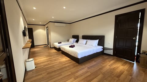 Comfort Villa | 3 bedrooms, blackout drapes, iron/ironing board