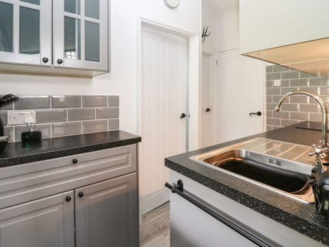 Fridge, cookware/dishes/utensils