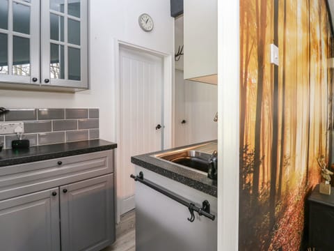 Fridge, cookware/dishes/utensils