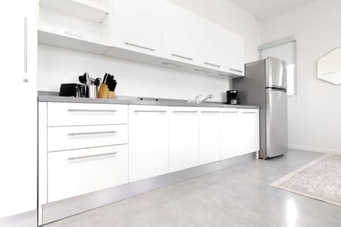 Deluxe Studio | Private kitchen | Full-size fridge, microwave, stovetop, dishwasher