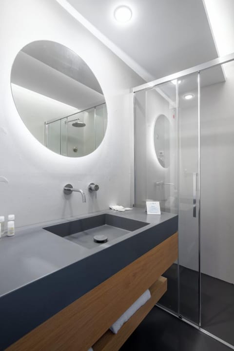 Superior Room | Bathroom | Rainfall showerhead, free toiletries, hair dryer, bidet