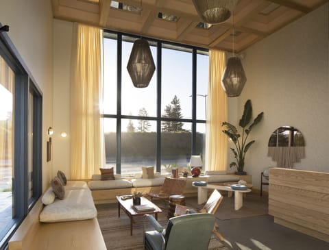 Lobby lounge