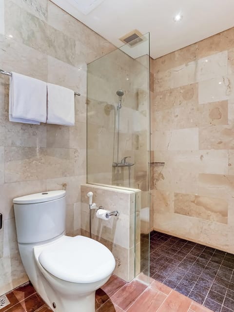 Superior Twin Room | Bathroom | Bidet, towels, soap, shampoo