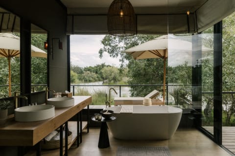 Separate tub and shower, deep soaking tub, rainfall showerhead