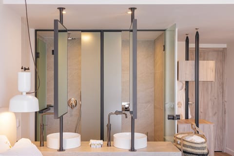 Design Double or Twin Room | Bathroom | Shower, rainfall showerhead, free toiletries, hair dryer
