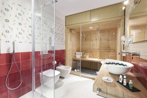 Deluxe Double Room, Sauna | Bathroom | Free toiletries, hair dryer, slippers, bidet