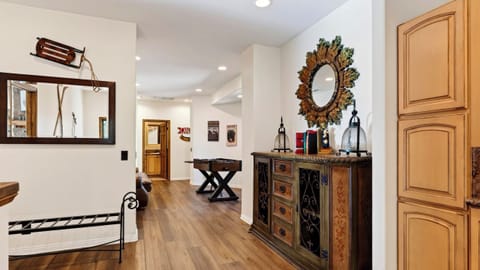House (6 Bedrooms) | Interior