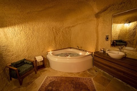 Premier Quadruple Room, Multiple Beds, Non Smoking, Hot Tub | Bathroom | Free toiletries, hair dryer, slippers, towels