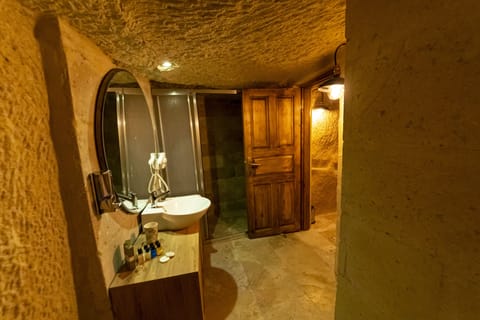 Premium Double Room, Non Smoking, Jetted Tub | Bathroom | Free toiletries, hair dryer, slippers, towels