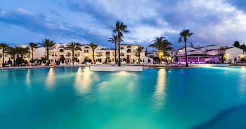 4 outdoor pools, pool umbrellas, sun loungers