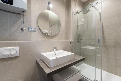 Superior Double Room | Bathroom | Shower, free toiletries, hair dryer, towels