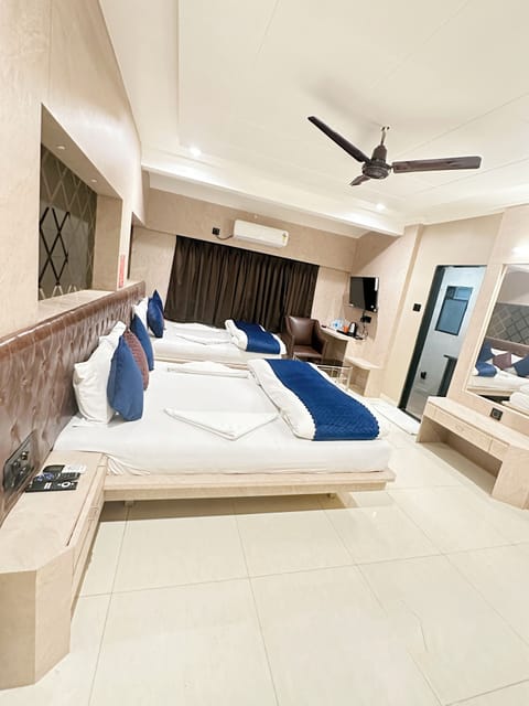 Family Quadruple Room | Desk, laptop workspace, soundproofing, free WiFi