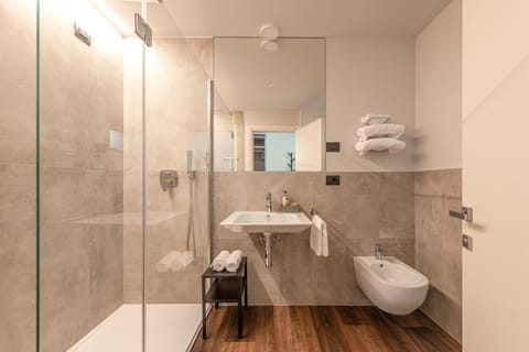 Shower, rainfall showerhead, free toiletries, hair dryer