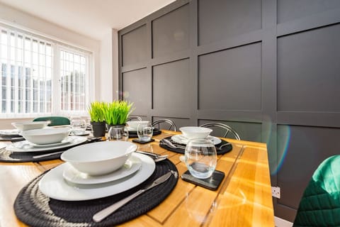 Premium House, Private Bathroom, Garden View (4 Bed Detached in Heswall) | Dining