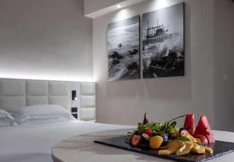 Minibar, in-room safe, desk, laptop workspace