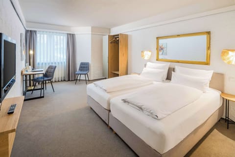 Standard Room, 1 Queen Bed | Hypo-allergenic bedding, down comforters, desk, iron/ironing board
