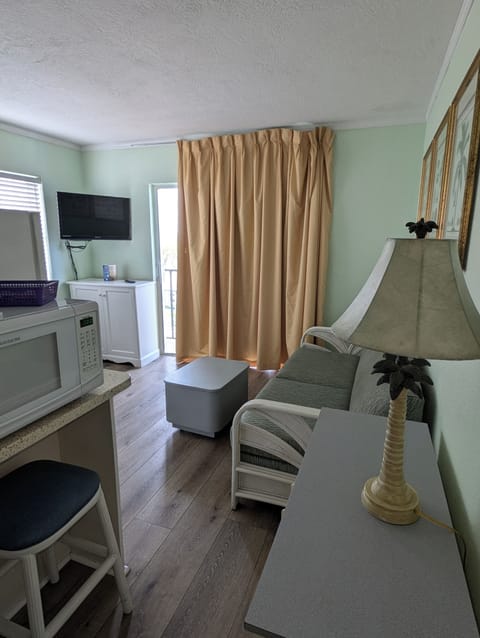 Standard Room, 1 Bedroom, Kitchen (1 queen and 1 sofa bed) | Living area | Flat-screen TV