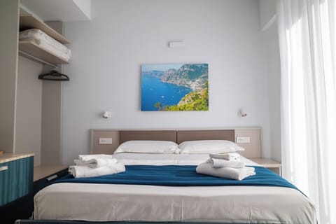 Classic Triple Room | Hypo-allergenic bedding, desk, free WiFi