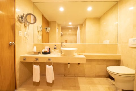 Suite Privilege Club King Ocean View | Bathroom | Combined shower/tub, free toiletries, hair dryer, towels