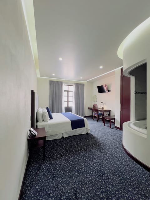 Luxury Room | Premium bedding, desk, iron/ironing board, free WiFi
