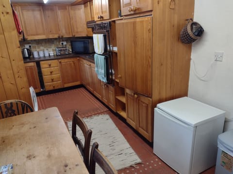 House | Private kitchen | Fridge, microwave, oven, stovetop