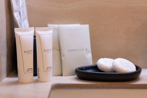 Luxury Suite with Waterfall | Bathroom | Free toiletries, hair dryer, slippers, towels