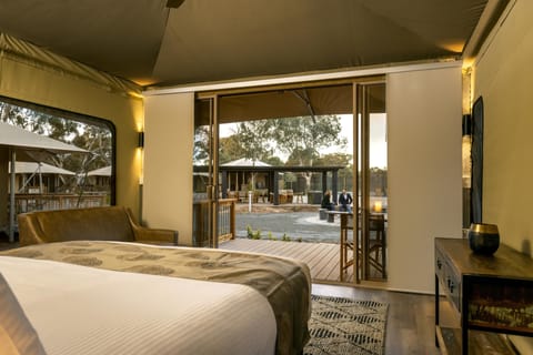 Deluxe Safari Tent - Sleeps 4 | Free WiFi, bed sheets