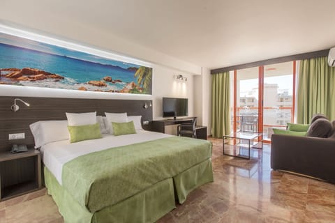 Minibar, in-room safe, iron/ironing board, bed sheets