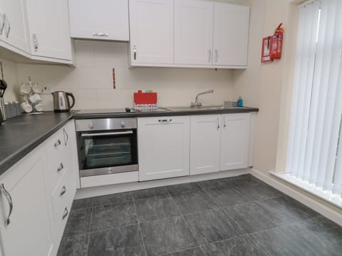 Dishwasher, cookware/dishes/utensils